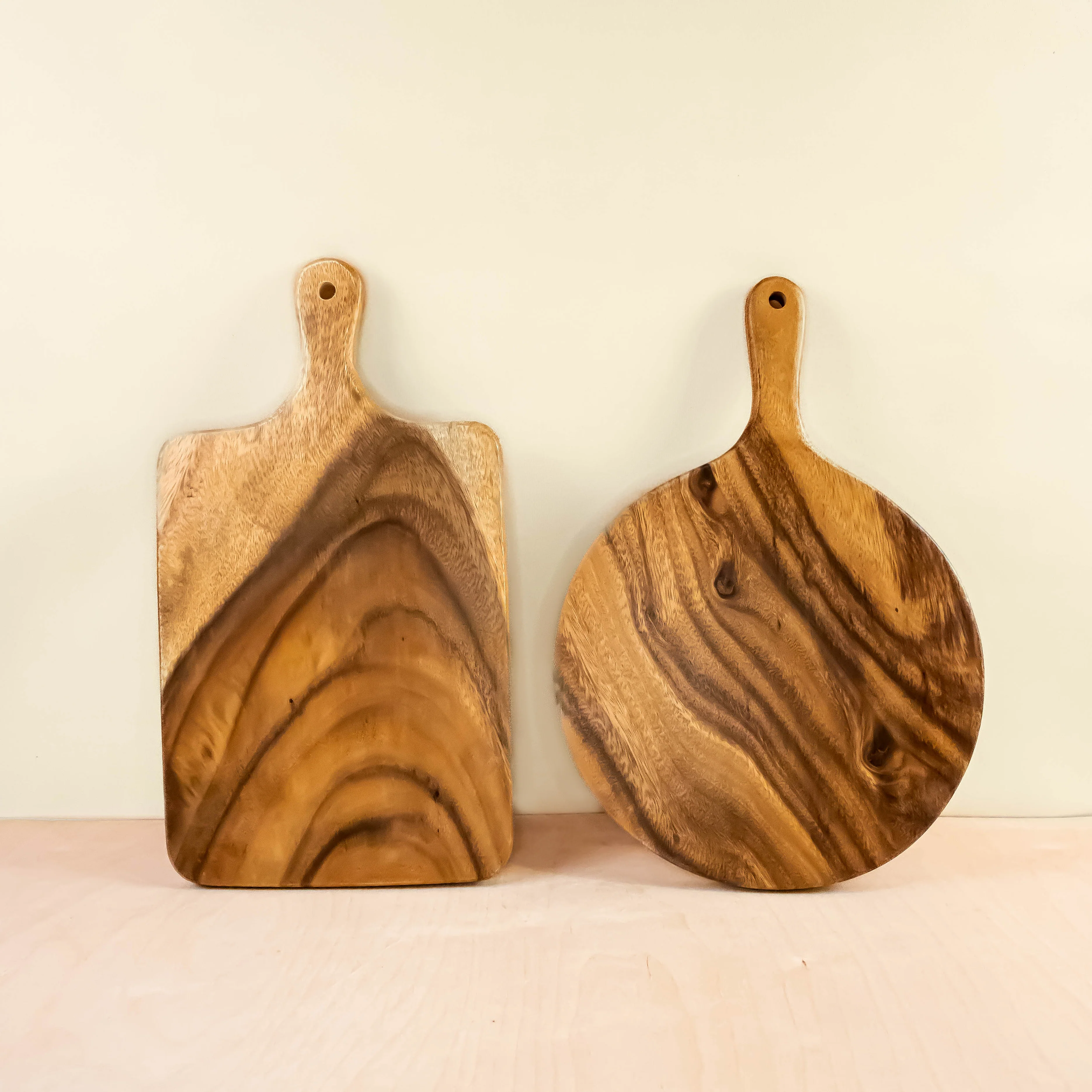 Acacia Cutting Board - Round with handle - Image 3