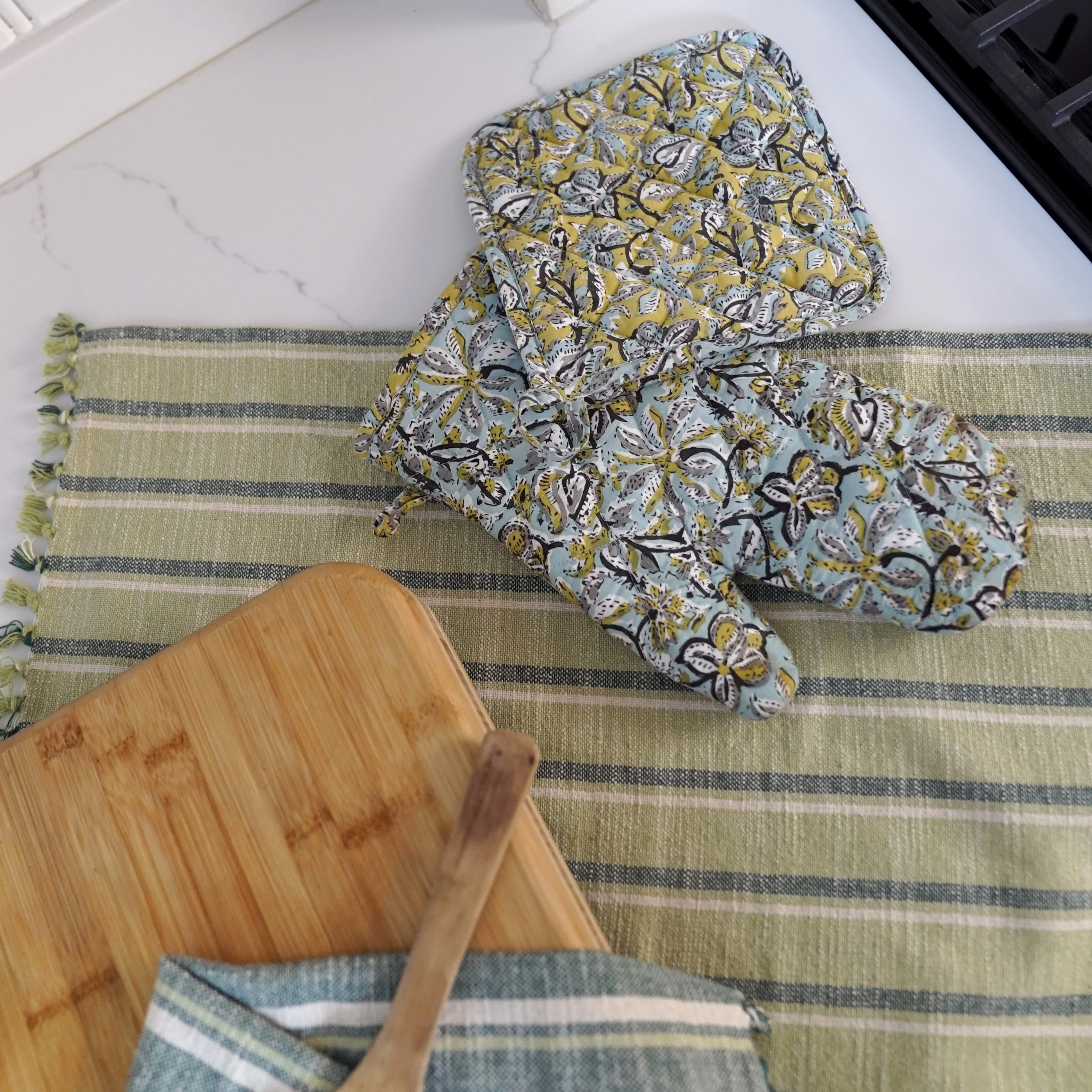Hand Block Printed Ovenmitt And Pot Holder Set - Image 5
